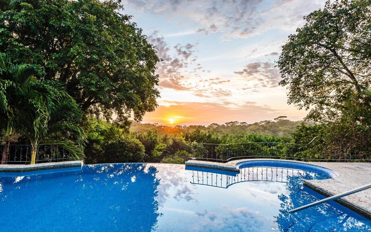 Luna Azul Hotel and Restaurant